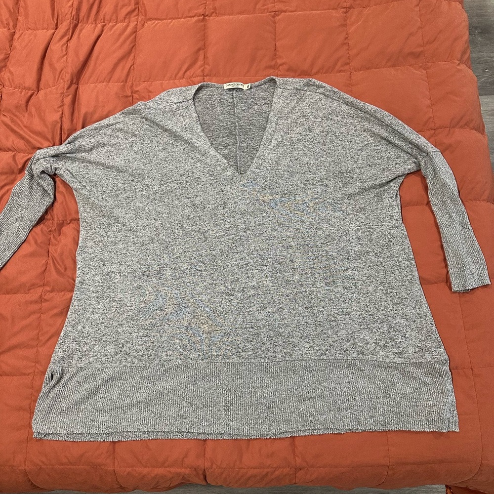 💜 2/$40! Heather Gray V-Neck Sweater